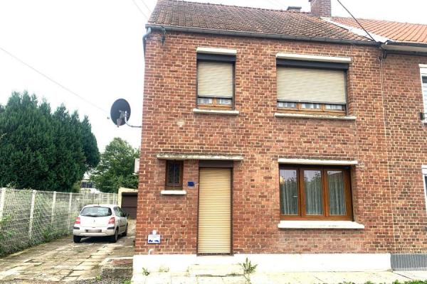 Maison semi individuelle à rénover avec garage, bâtie sur un