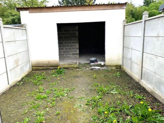 Maison mitoyenne avec garage jardin et dépendance ! Beaux vo