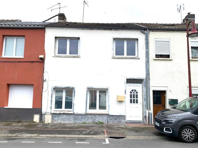 Maison mitoyenne avec garage jardin et dépendance ! Beaux vo