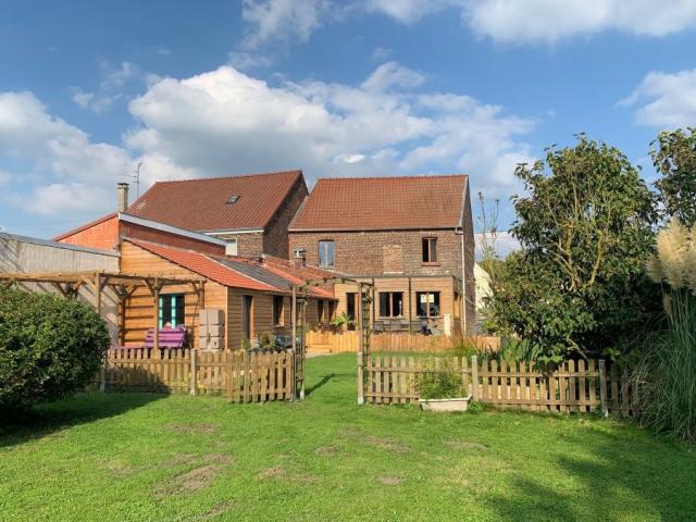 Maison de campagne rénovée avec gout, bénéficiant de beaux v