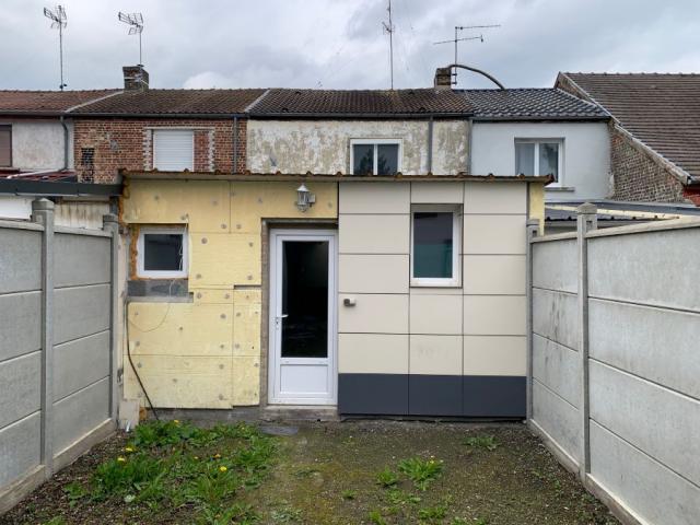 Maison mitoyenne avec garage jardin et dépendance ! Beaux vo