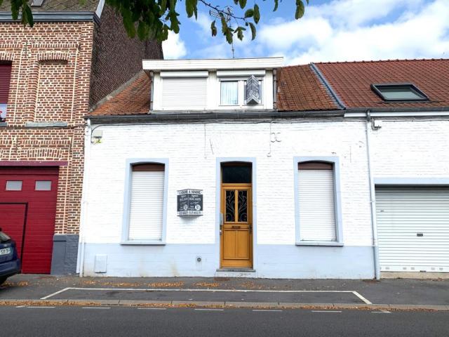 Maison mitoyenne en très bon état bâtie sur un beau terrain 